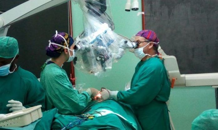 El doctor Piquer y la doctora Santos en una de las intervenciones realizadas en el NED Institute de Zanzíbar.
