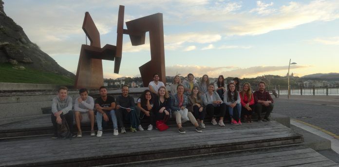 Los estudiantes y profesores de Architecture de la CEU UCH, en el Paseo Nuevo de San Sebastián, del arquitecto Manuel Ruisánchez, junto a la escultura 