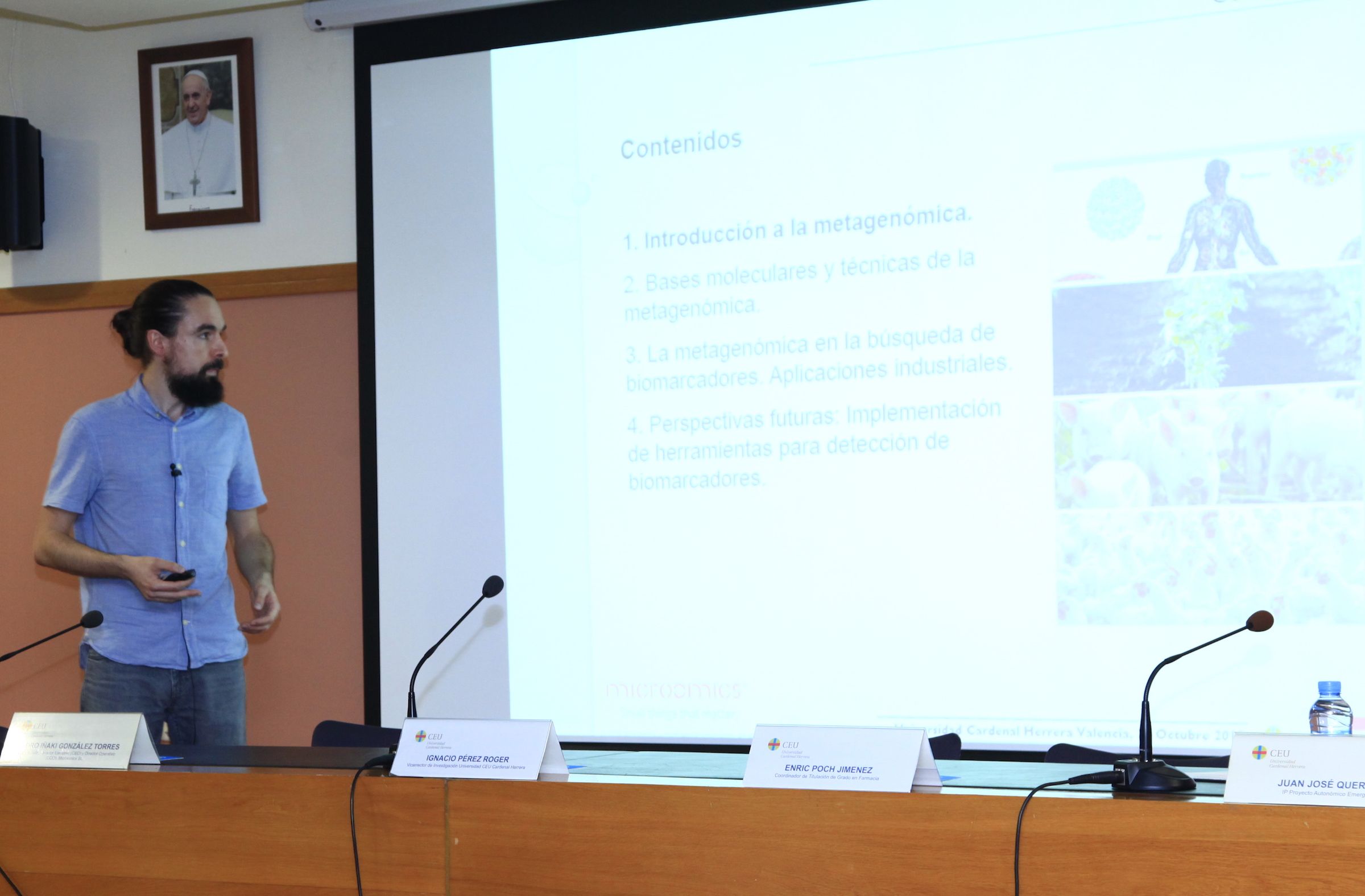 Pedro González, fundador de Microomics Systems, durante su charla en el ciclo CEU Descubre.