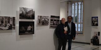 El material inédito del fotógrafo de Borges, Cortázar o Neruda, en Valencia y Buenos Aires . Los profesores de la CEU UCH Miguel Herráez y Santiago Celestino Pérez, organizadores de la muestra, en la sala de exposiciones del Palacio de Colomina-CEU.