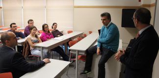 José Penadés, autor del hallazgo publicado en Science sobre un nuevo mecanismo de transferencia genética de las superbacterias José Penadés, en una de las sesiones de formación a jóvenes investigadores que ha dirigido en la CEU UCH.