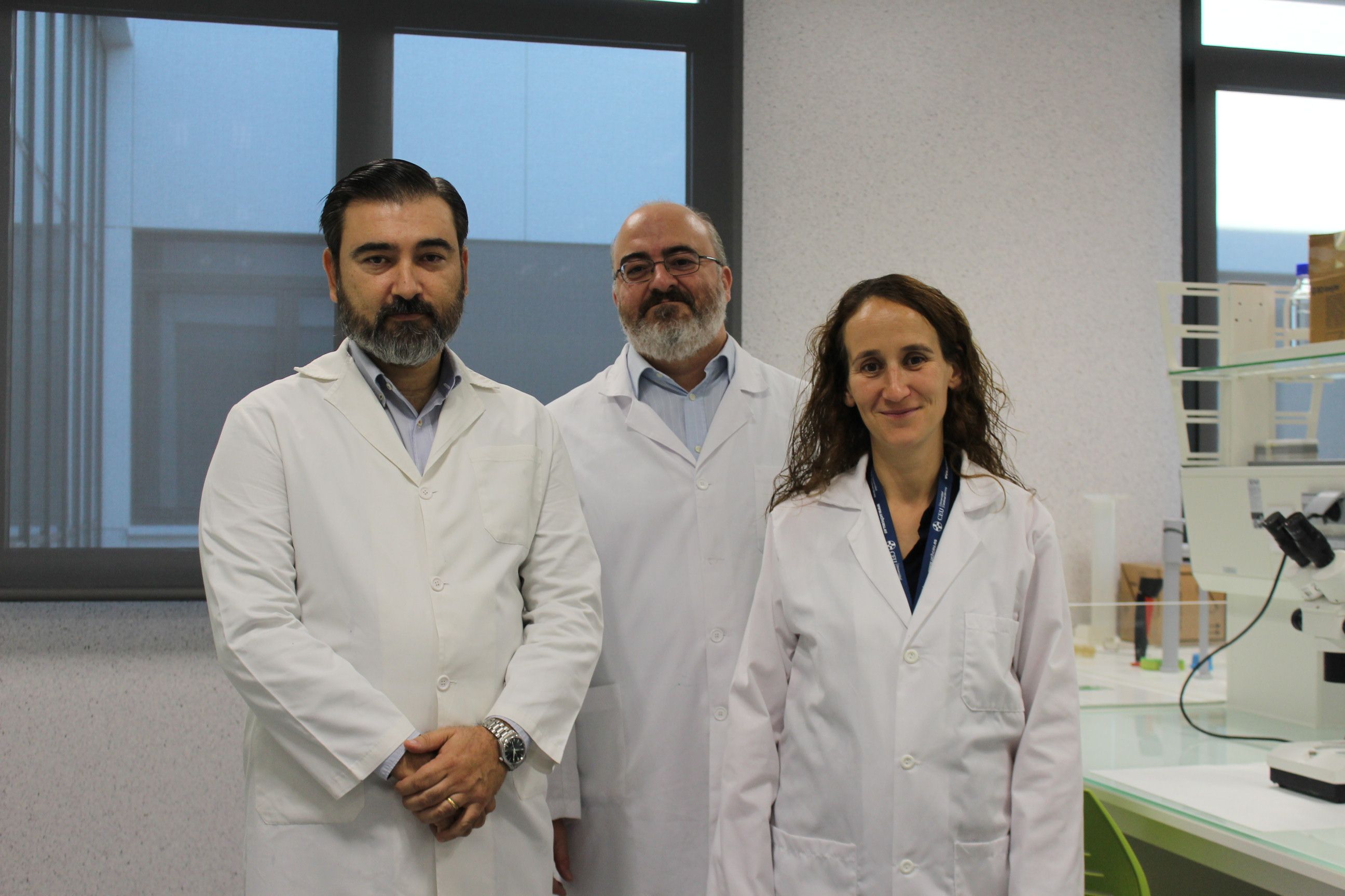 Los investigadores de la CEU UCH Salvador Mérida, Francisco Bosch e Inmaculada Almansa, miembros del equipo investigador autor del estudio.