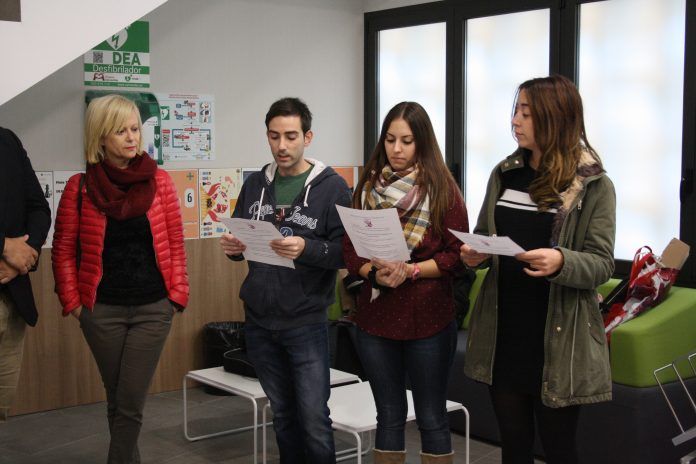 Los alumnos de Magisterio CEU durante la lectura del manifiesto