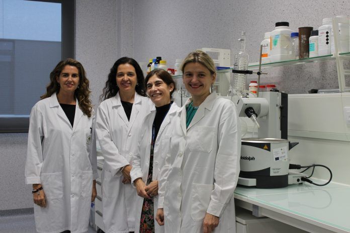 Victoria Villagrasa, Encarna Castillo y M.ª Eugenia González, con la profesora Gabriela Tataringa, durante su estancia en la CEU UCH.