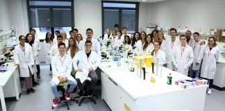 SWI@CEU 2.0: Universitarios vuelven a formar a preuniversitarios en la búsqueda de nuevos antibióticos Estudiantes y profesores de la CEU UCH integrantes del equipo SWI@CEU, que formarán a escolares de seis colegios en la búsqueda de nuevos antibióticos en el medio natural.