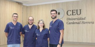 Juntos para evaluar la capacidad funcional de los pacientes de hemodiálisis Los profesores de Fisioterapia de la CEU UCH Javier Martínez Gramage, José Martínez Olmos, Eva Segura y Juan José Amer, miembros del equipo investigador.
