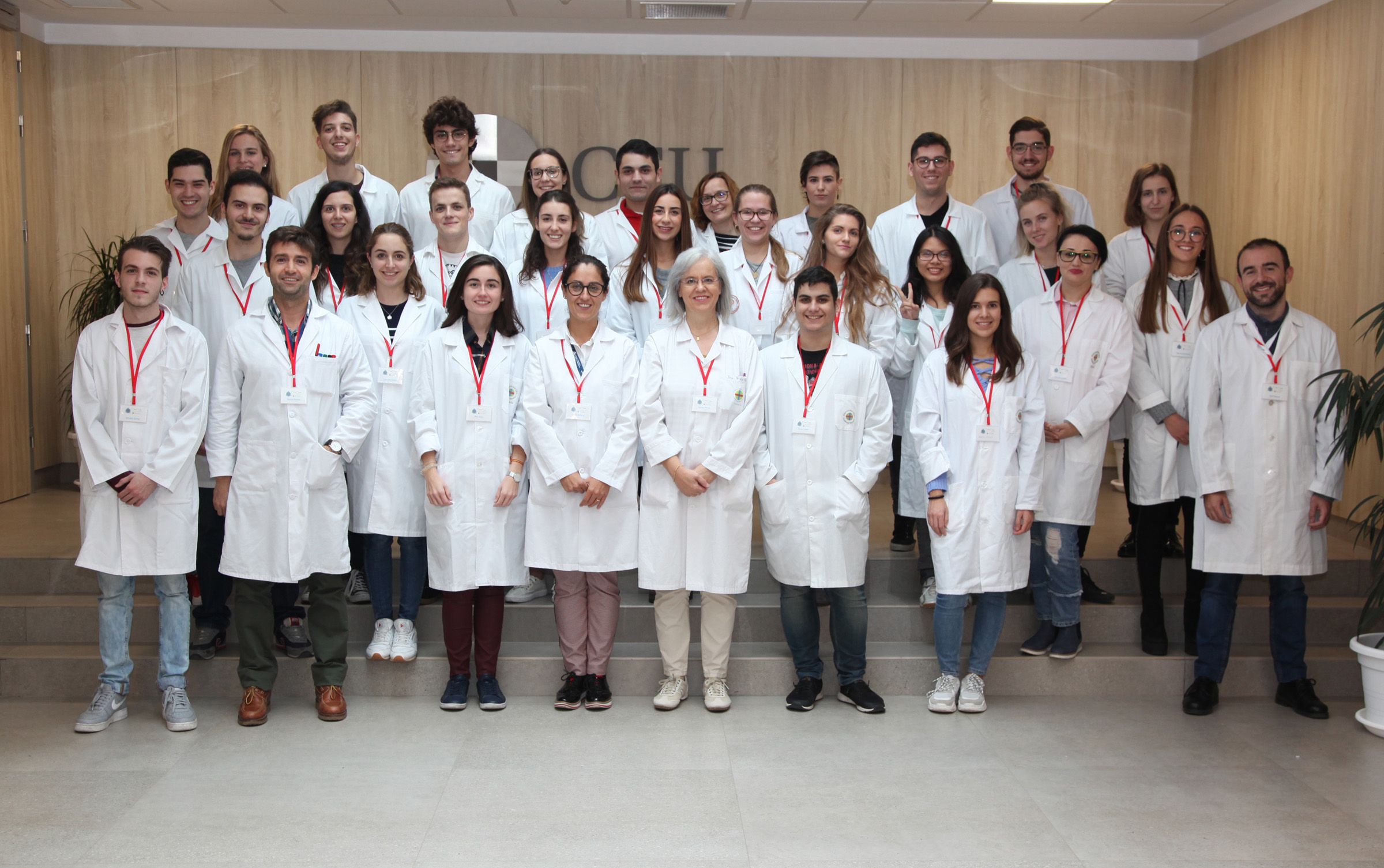 Estudiantes y profesores de la CEU UCH integrantes del equipo SWI@CEU, que formarán a escolares en la búsqueda de nuevos antibióticos en el medio natural.
