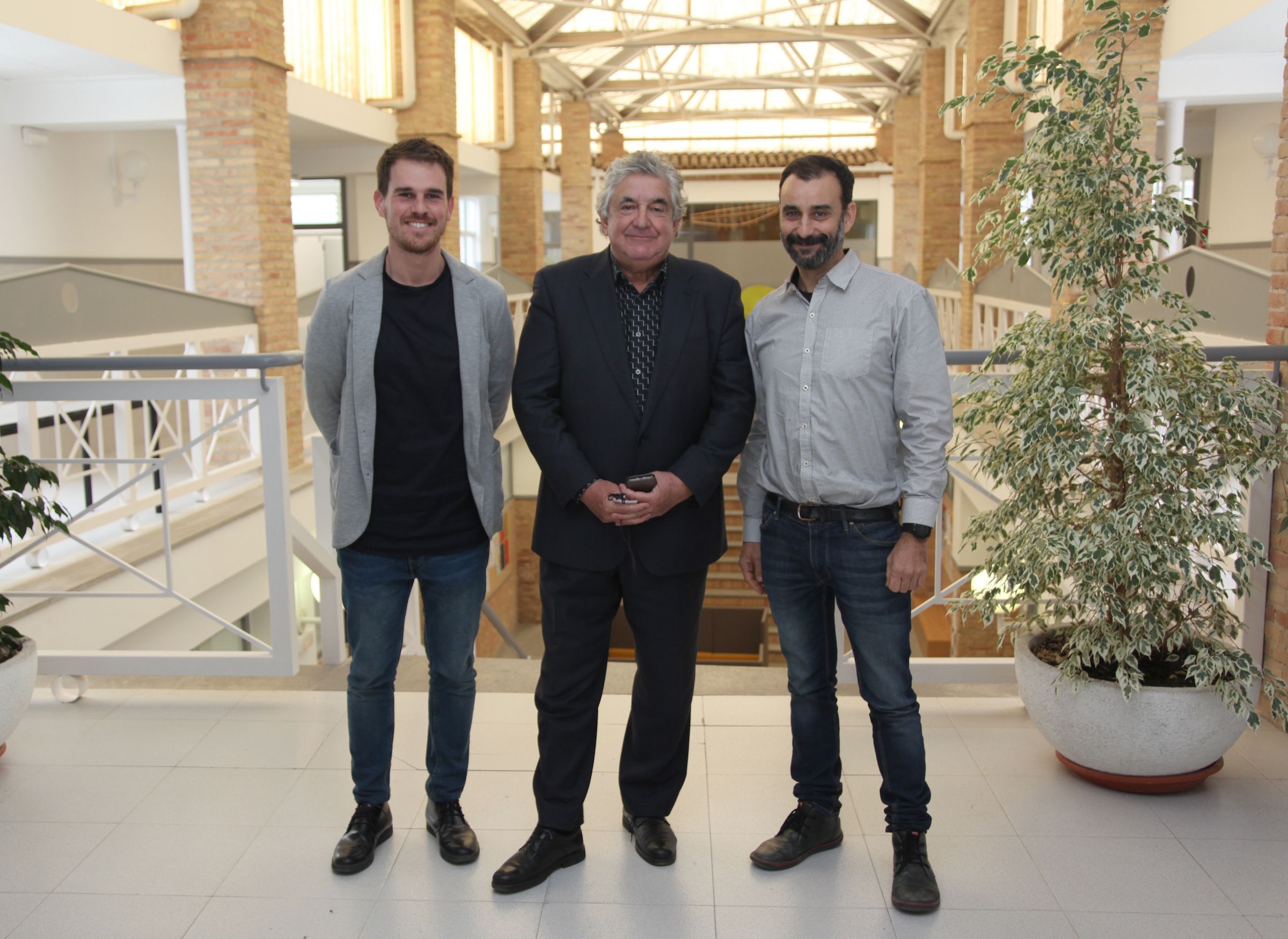 Ignacio Juan, subdirector de Architecture de la CEU UCH, con el arquitecto César Ruiz-Larrea y el profesor Salvador Gisbert, coordinador del Ciclo de Arquitectura Sostenible.