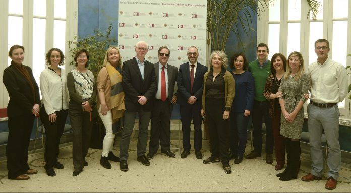 Los investigadores del Instituto ODISEAS de la CEU UCH y el vicerrector de Investigación, Ignacio Pérez, junto a Rafael de Lorenzo, secretario general del Consejo General de la ONCE.