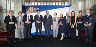 El libro sobre Luis Vives, editado por Jaime Vilarroig, Premio Ángel Herrera a la Investigación en Ciencias Sociales Vilarroig, a la izquierda, junto a los galardonados en la XXII edición de los Premios Ángel Herrera.