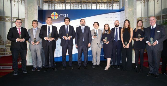 Vilarroig, a la izquierda, junto a los galardonados en la XXII edición de los Premios Ángel Herrera.