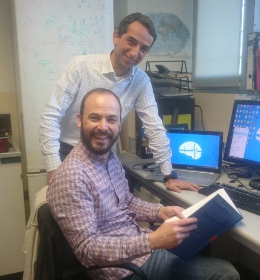 Los investigadores Jorge Brotons y Víctor Borrell en el Instituto de Neurociencias.