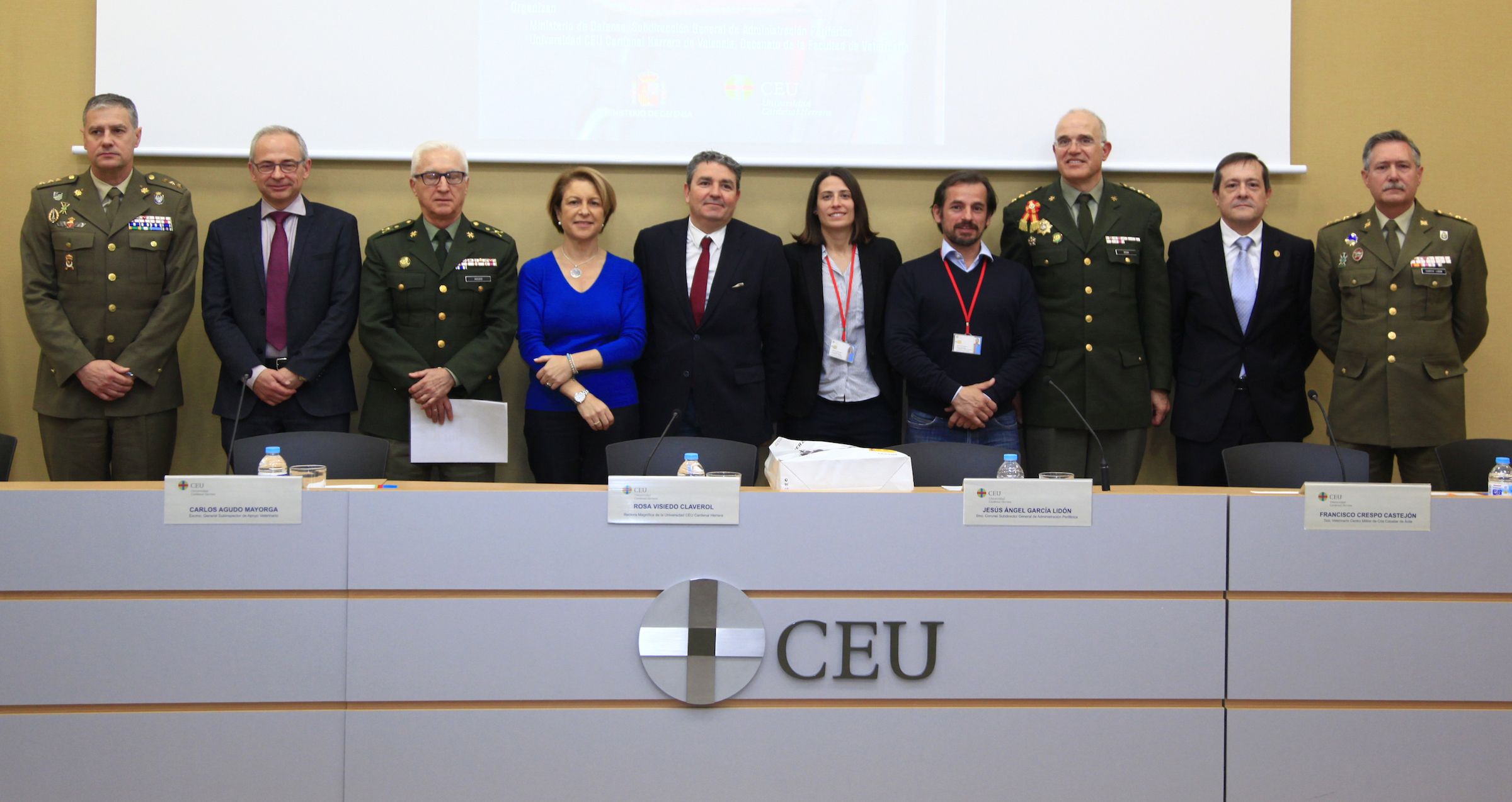 Ponentes y representantes de la CEU UCH y la la Subdelegación General de Administración Periférica del Ministerio de Defensa, en la Jornada de Cría Caballar.