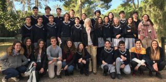 SWICEU 2.0 en marcha, con 133 alumnos de 7 colegios valencianos Estudiantes de la CEU UCH, esta mañana, con los alumnos del Colegio Edelweiss participantes en el proyecto SWI para la búsqueda de nuevos antibióticos.