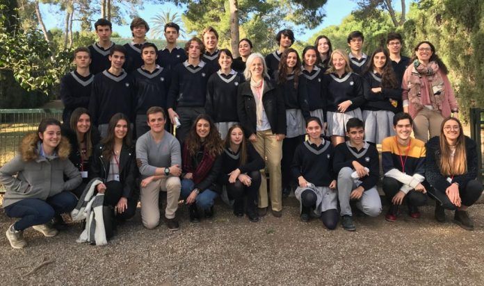 Estudiantes de la CEU UCH, esta mañana, con los alumnos del Colegio Edelweiss participantes en el proyecto SWI para la búsqueda de nuevos antibióticos.