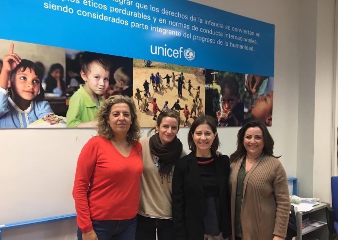 En la imagen, la catedrática Jean Monnet de la CEU UCH, Susana Sanz, junto a personal de UNICEF de la Comunidad Valenciana, participante en la formación.