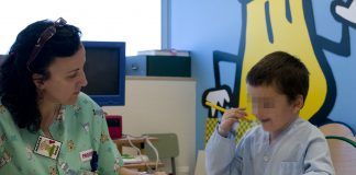 Los alumnos del CEU aprenden cómo se coordinan los profesionales de la educación y la salud en las aulas hospitalarias