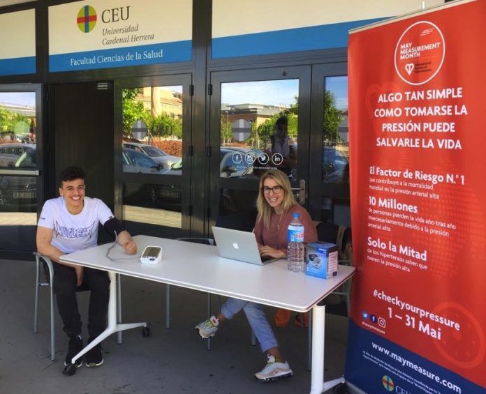 Estudiantes de la CEU UCH, durante la campaña de medición de la presión arterial MMM18.