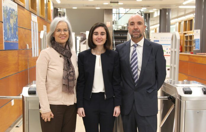 La catedrática de Microbiología de la CEU UCH, Teresa Pérez Gracia, la doctora Beatriz Suay, autora de la tesis, y el profesor Pedro Alemán, del Departamento de Farmacia de la CEU UCH.