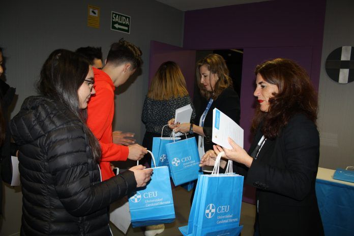 Entrega de material con la información sobre la oferta educativa del CEU