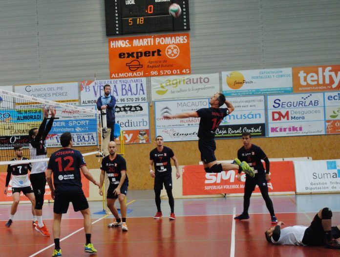 Los jugadores del Club Voleibol Almoradí durante un partido de la liga regular