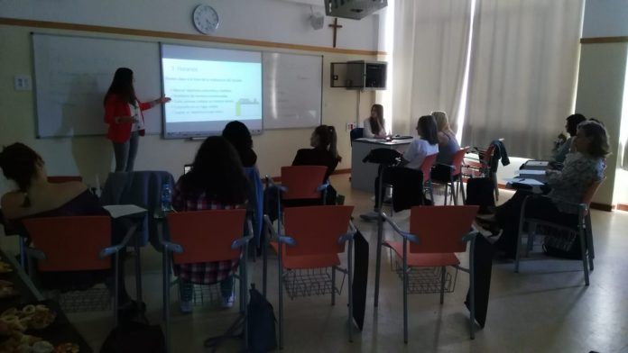 Una de las sesiones de la primera edición de la Escuela de Padres