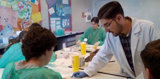 El equipo SWI@CEU y alumnos de siete colegios aíslan más de 1.300 microorganismos para evaluar su capacidad de antibiosis Estudiantes de la CEU UCH dirigen el experimento de búsqueda de nuevos antibióticos, con alumnos de Caxton College.