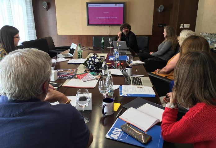El profesor de la CEU UCH José Martínez Sáez, en el encuentro de centros American School celebrado en Valencia.