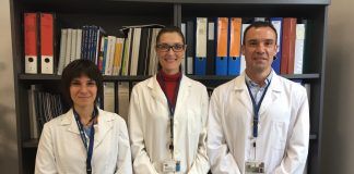 Innovación en fisioterapia para tratar el reflujo Los investigadores del Departamento de Fisioterapia de la CEU UCH Isabel Martínez Hurtado, María Dolores Arguisuelas y Juan Francisco Lisón, que han liderado el ensayo clínico para el tratamiento del reflujo mediante terapia miofascial.