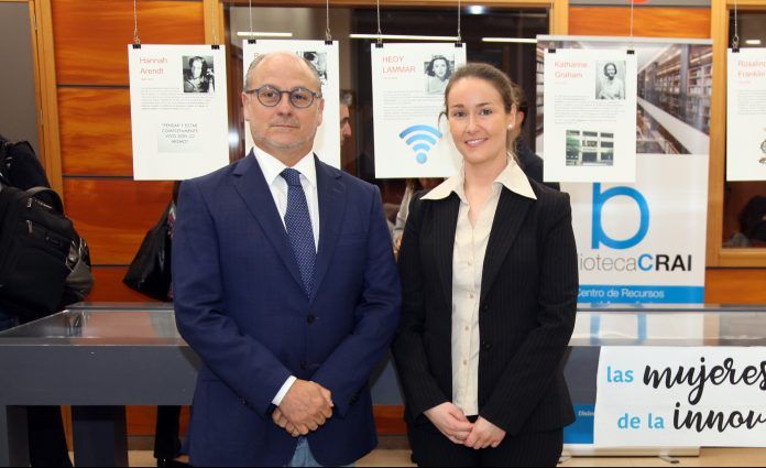 Los doctores José Piquer y María Pilar Chisbert, en la defensa de la tesis doctoral sobre infecciones del sitio quirúrgico en neurocirugía.