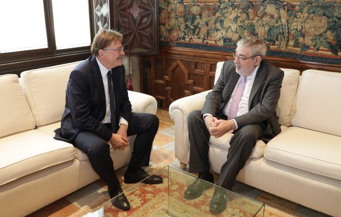 El president Ximo Puig y el rector Vicente Navarro de Luján, durante su encuentro en el Palau de la Generalitat Valenciana.