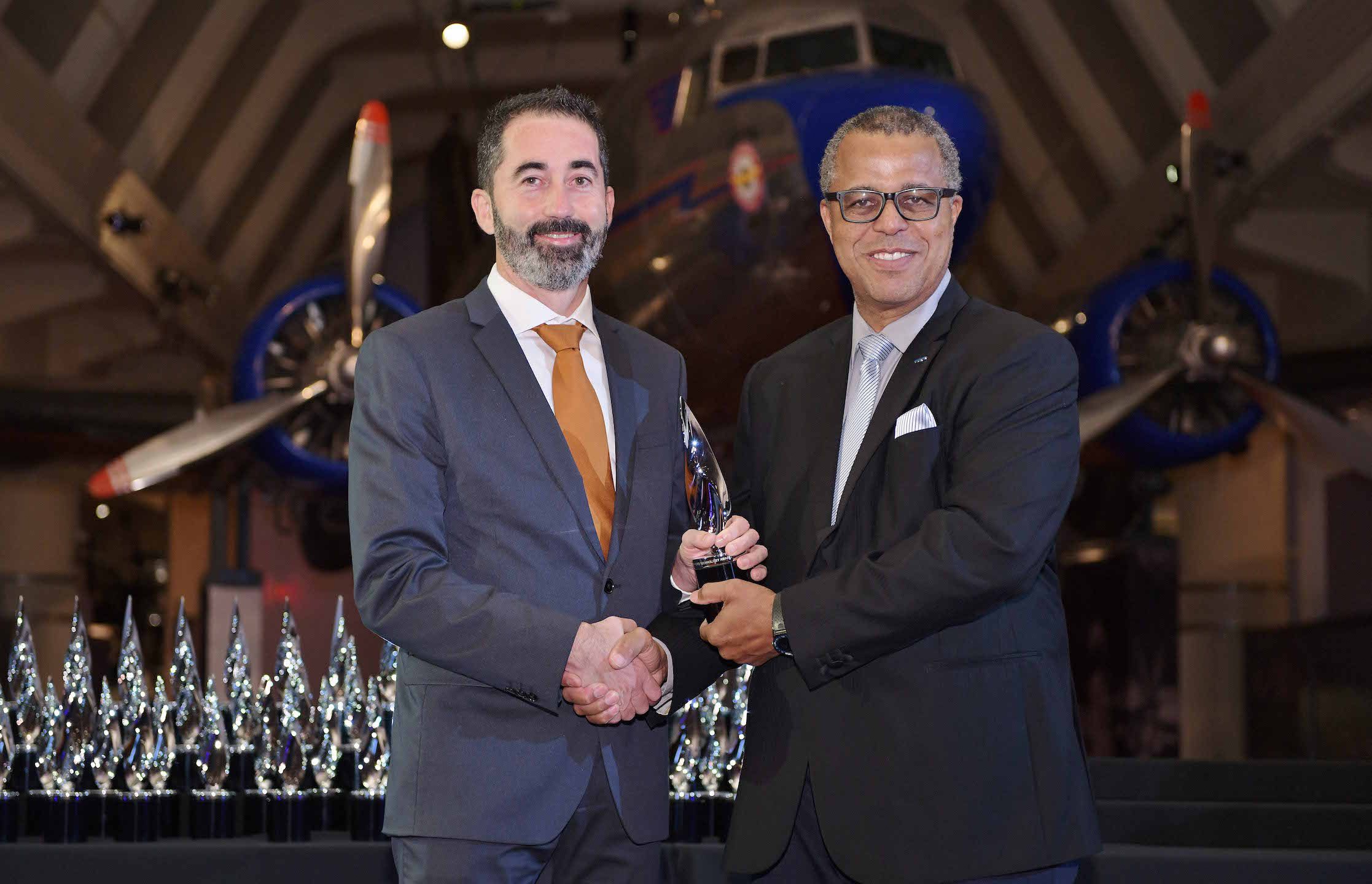 El profesor de la CEU UCH Nicolás Montes recibe su premio de manos del director de los Henry Ford Technology Awards, Ken Washington.