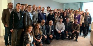 Enrique Rodilla, en la red europea para promover el estudio del envejecimiento vascular como nuevo biomarcador El profesor de Medicina Interna de la CEU UCH, Enrique Rodilla, (de rodillas a la derecha), junto a los integrantes de la red europea VascAgeNet, en su reunión en Bruselas.