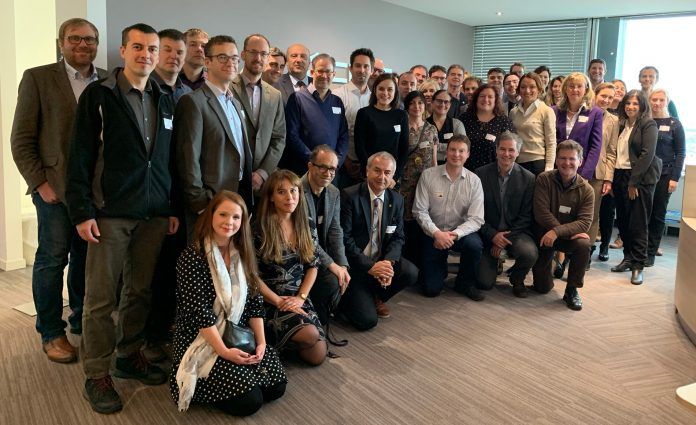 El profesor de Medicina Interna de la CEU UCH, Enrique Rodilla, (de rodillas a la derecha), junto a los integrantes de la red europea VascAgeNet, en su reunión en Bruselas.
