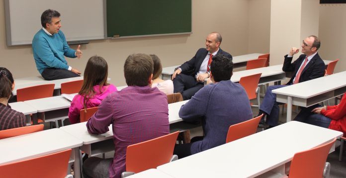 El profesor Penadés, con investigadores del Departamento de Ciencias Biomédicas de la CEU UCH.