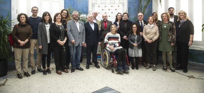 Los investigadores del Instituto ODISEAS de la CEU UCH, con el presidente del CERMI, Luis Cayo Pérez Bueno, en su encuentro con motivo del Día Internacional de las Personas con Discapacidad.