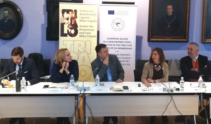 Goran Selanec (Juez del TC de Croacia), Lora Vidovic (defensora del pueblo de Croacia), Dario Cepo (del Centro Miko Tripalo), Susana Sanz (CEU UCH) y Josip Kregar (Universidad de Zagreb).