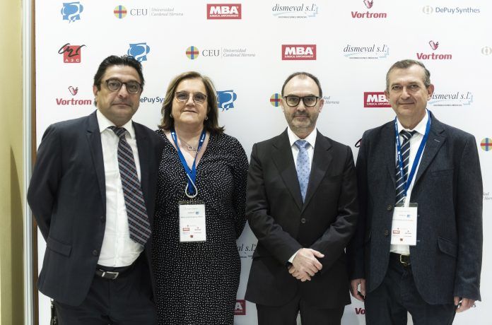 El secretario del XIII Congreso INVESCOT y profesor de la CEU UCH, José Vicente Amaya; la directora científica, María José Sangüesa; el vicerrector de Investigación de la CEU UCH, Ignacio Pérez; y el presidente de INVESCOT, Julio Doménech, profesor de Medicina de la CEU UCH.