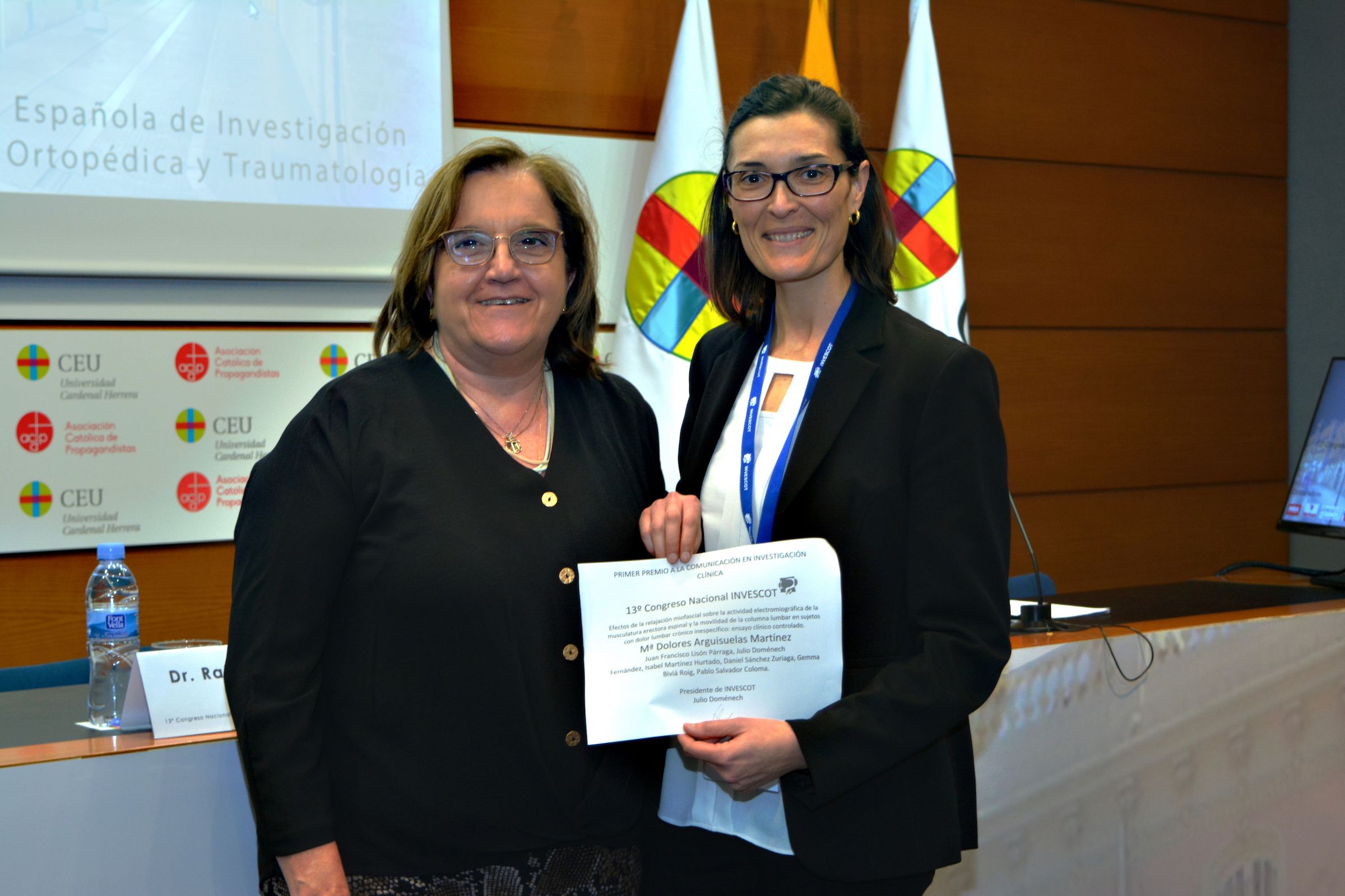 La la directora científica del XIII Congreso INVESCOT, María José Sangüesa, entrega el premio a la profesora de la CEU UCH María Dolores Arguisuelas.
