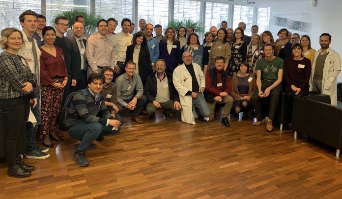 El profesor Rodilla, de la CEU UCH, con los investigadores integrantes de la red VascAgeNet, en el encuentro celebrado en París.