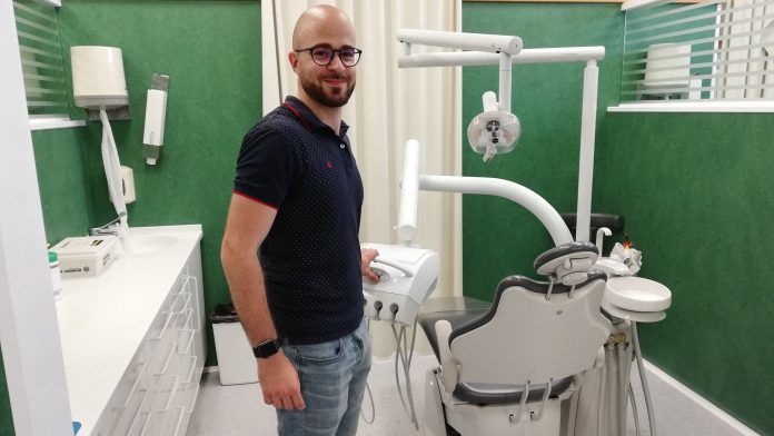 Tomy Murrat, graduado en Dentistry por la CEU UCH, granador del premio al mejor TFG otorgado por la Cátedra iViO-UPV. Tomy Murrat, graduado en Dentistry por la CEU UCH, granador del premio al mejor TFG otorgado por la Cátedra iViO-UPV.