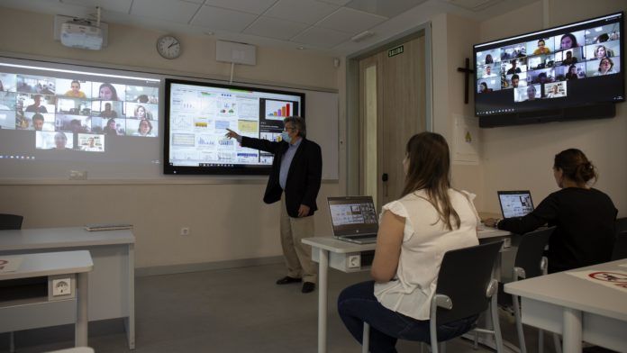 El formato de aulas de doble presencialidad será una constante en las sedes del CEU en Elche