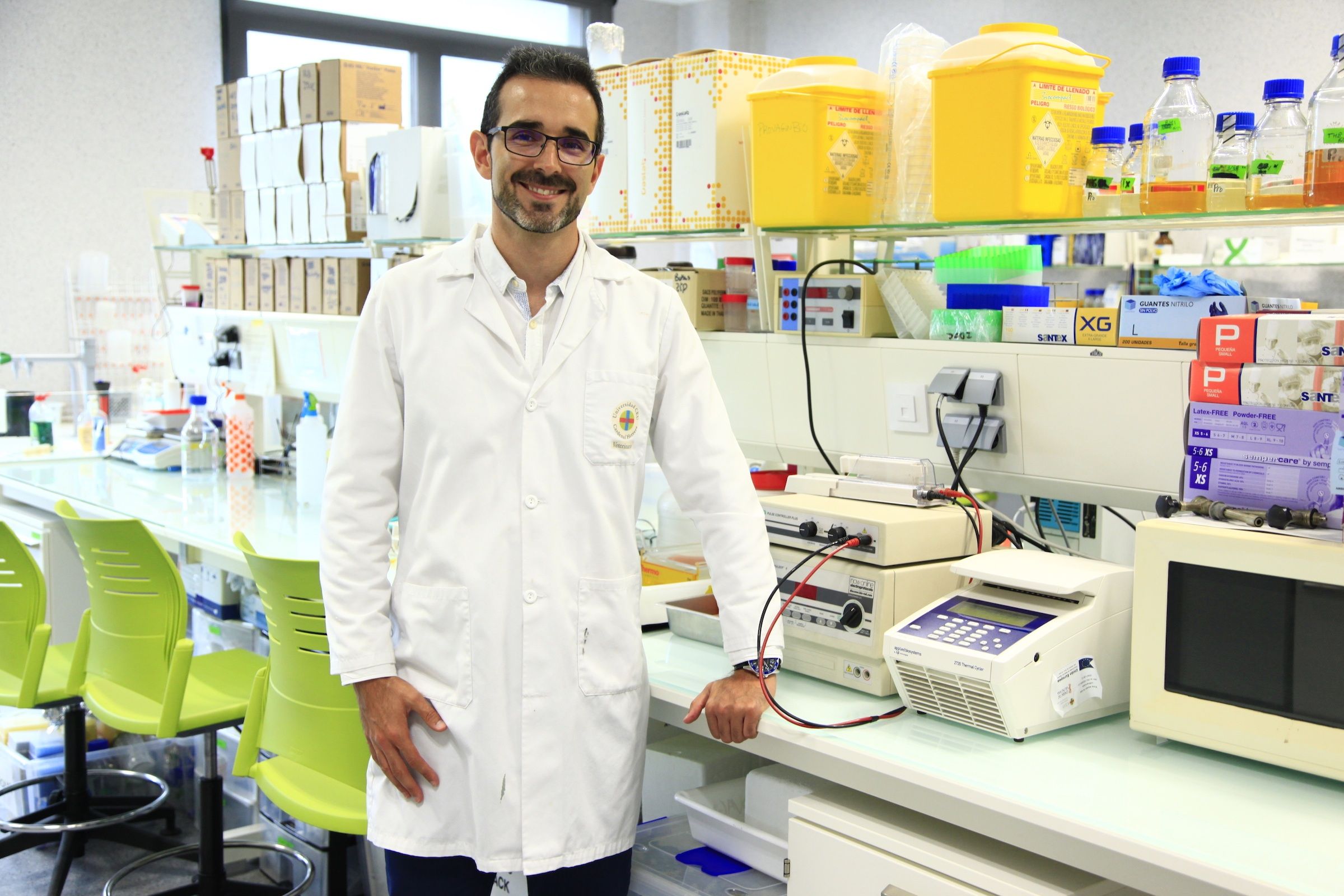 El investigador Ramón y Cajal y profesor de la Facultad de Veterinaria de la CEU UCH Juan José Quereda colabora en sus investigaciones sobre listeriosis con el Instituto Pasteur, donde trabajó hasta hace dos años.
