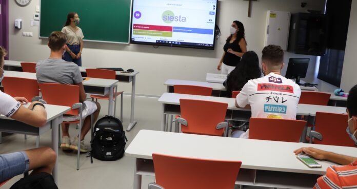 Los alumnos franceses durante una de las sesiones enseñanza de costumbres en España