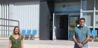 Aves rapaces ‘vulnerables’: publican la primera clasificación de lesiones por infección oral Los profesores de la Facultad de Veterinaria de la CEU UCH Marilena Garijo y Joaquín Ortega, coautores de la primera clasificación de lesiones en aves por tricomonosis oral.