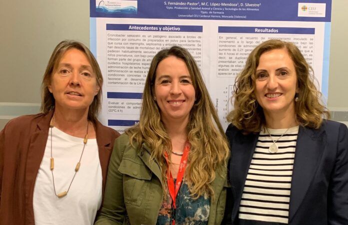 Las profesoras de Farmacia y Veterinaria de la CEU UCH Dolores Silvestre, Sandra Fernández Pastor y Mari Carmen López Mendoza, autoras de la investigación premiada por la AEEP.