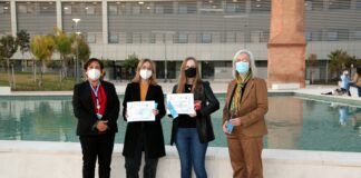Más de mil jóvenes responden al «reto de Alex» sobre el buen uso de los antibióticos La vicerrectora de Alumnado de la CEU UCH, María José González, las estudiantes ganadoras del reto sobre antibióticos Lucía Bernat y Caitlin Tygart, y la directora del equipo SWICEU, Teresa Pérez Gracia, en la entrega de los premios.