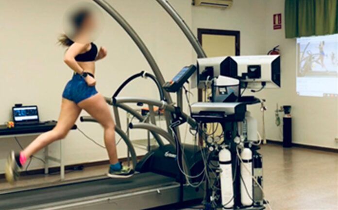 Intervención clínica en carrera gait retraining en jóvenes triatletas, realizada por investigadores de la CEU UCH.