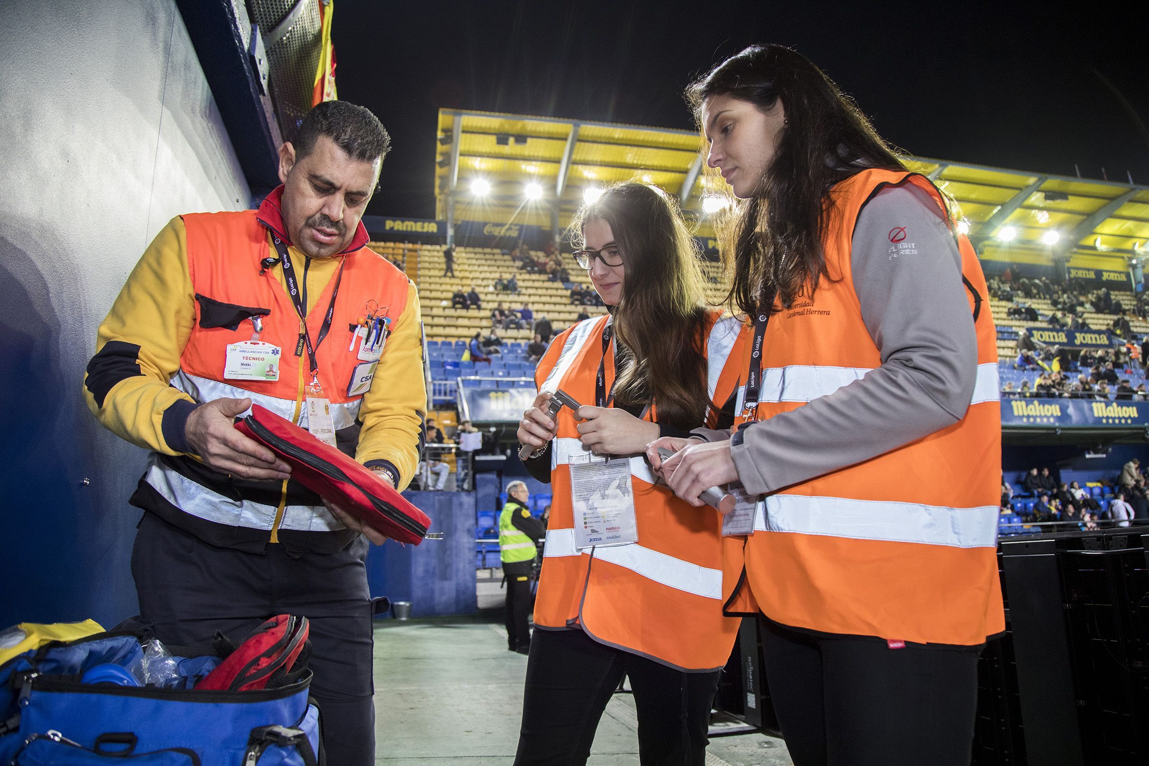 Práctica enfermera: estudiantes del CEU aprenden junto a profesionales de emergencias. En un partido del Villarreal