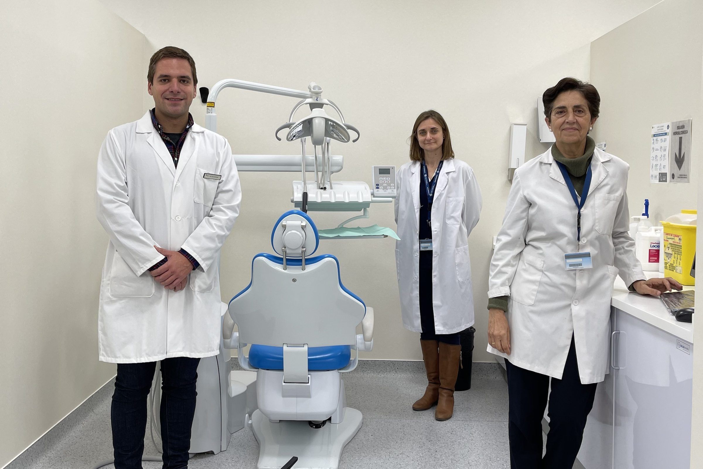 Los investigadores de la CEU UCH Javier Fernández Aguilar, Mar Jovani e Isabel Guillén, autores del estudio sobre ansiedad y consumo de analgésicos en extracciones dentales.